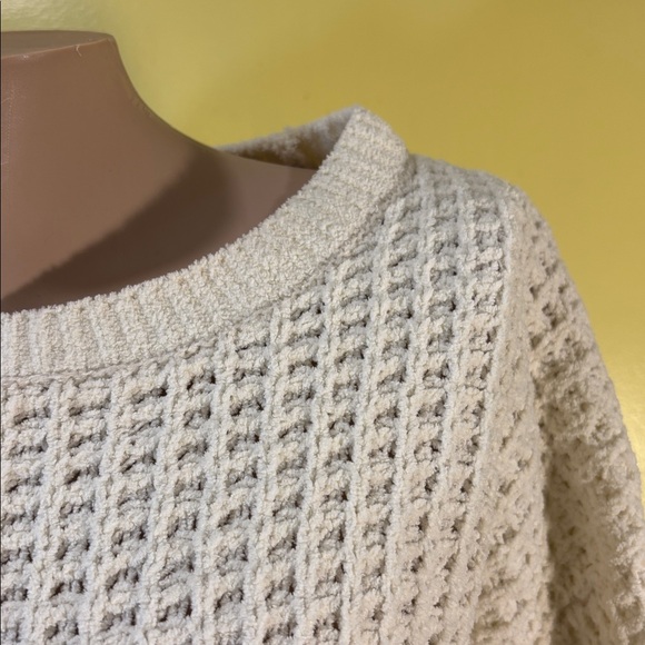 Cozy White Knit Sweater - Picture 4 of 6